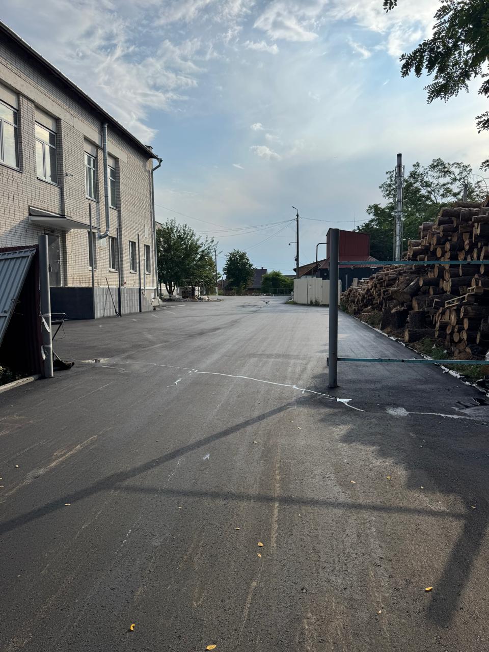 Готова територія вздовж адміністративної будівлі